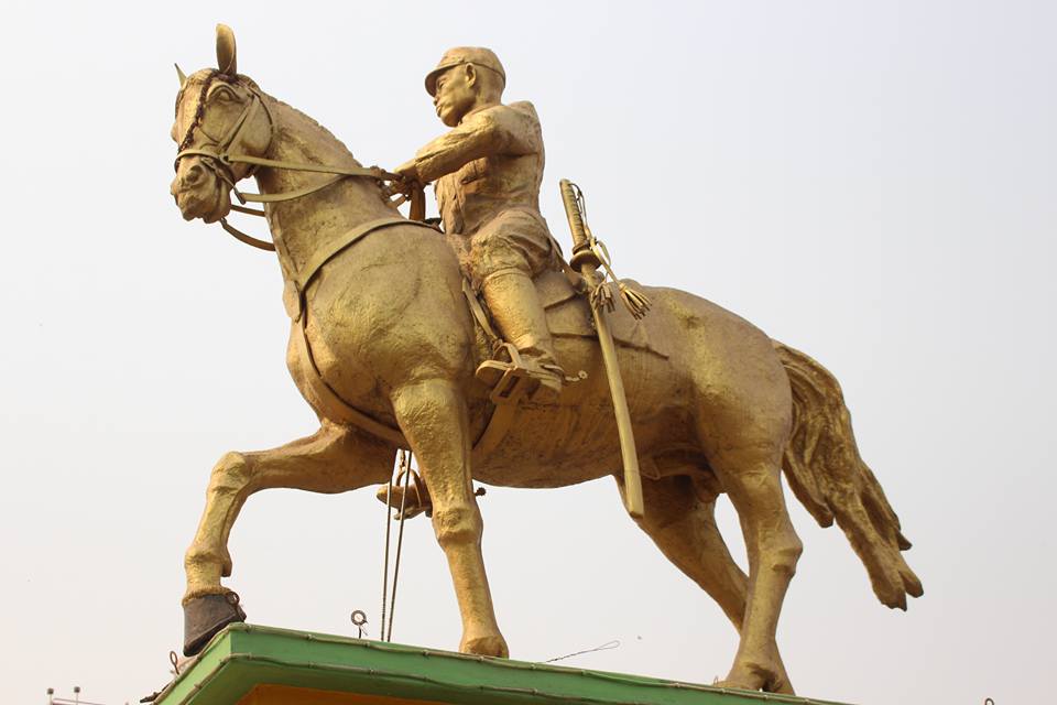 ဖက္ဆစ္ေတာ္လွန္ေရးေန႔ အထိိမး္မွတ္ ဗုိလ္ခ်ဳပ္ေၾကး႐ုပ္ကုိ ပန္းကုံးစြပ္ဂုဏ္ျပဳ