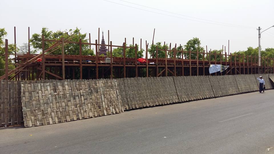 မႏၲေလးၿမိဳ႕ က်ံဳးအေနာက္ဘက္တြင္ ေဆာက္လုပ္ေနေသာ သႀကၤန္ေရကစားမဏၰပ္မ်ား (ဓာတ္ပုံ)