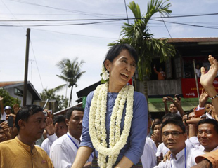 ေဒၚေအာင္ဆန္းစုၾကည္ကို ပဲခူးမွာ လူထုေသာင္းခ်ီၾကို