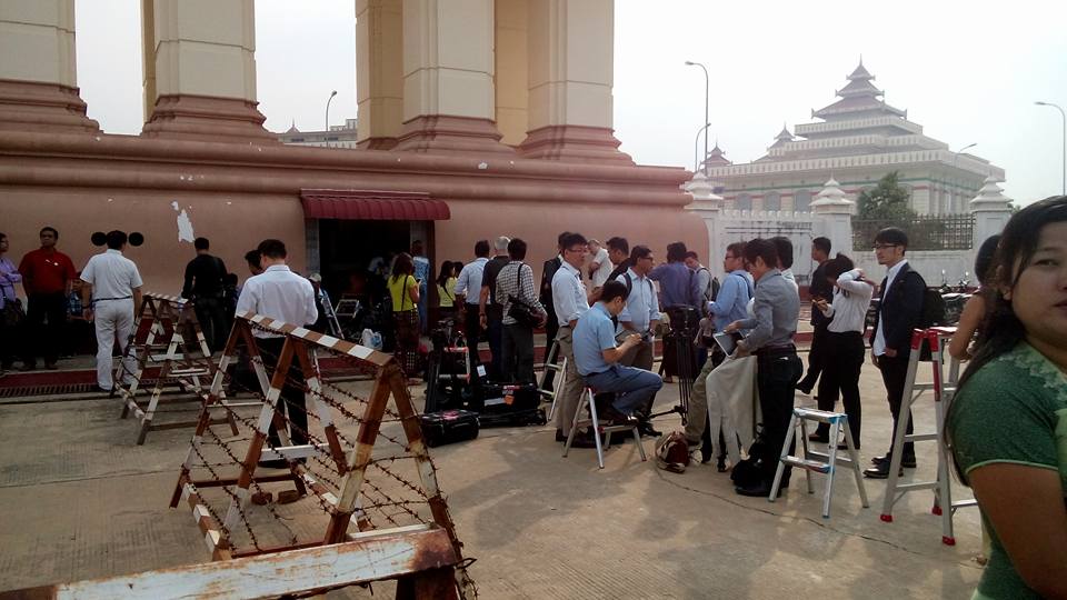 အစိုးရသစ္ အာဏာလဲႊေျပာင္းပဲြ  မီဒီယာမ်ား သတင္းရယူရန္ ေစာင့္ဆိုင္း