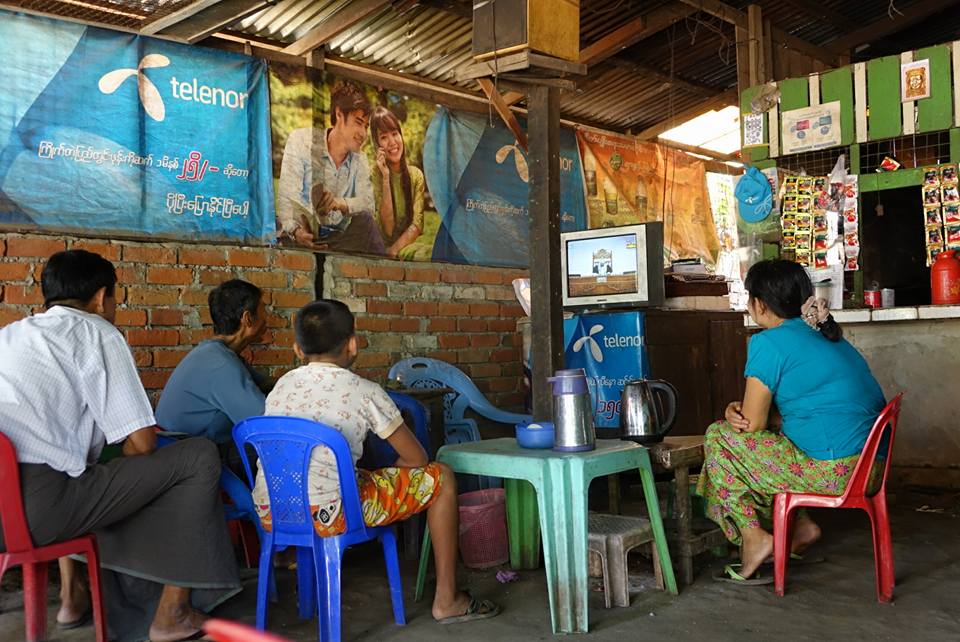 သမၼတ က်မ္းက်ိန္ပြဲကို ၾကည့္ေနသည့္ ကြမ္းၿခံကုန္း ျပည္သူအခ်ဳိ႕