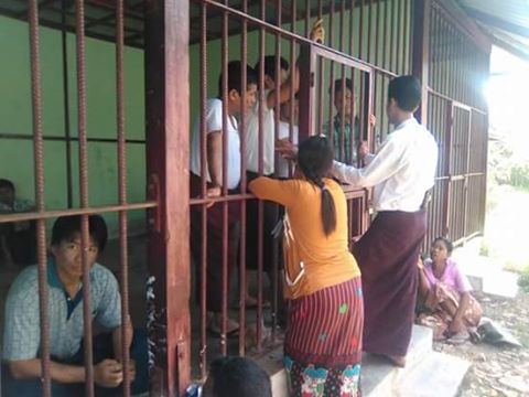 ရကၡိဳင့္တပ္မေတာ္ႏွင့္ဆက္သြယ္မႈျဖင့္ ရခိုင္လူငယ္ ၁၂ ဦး ကို ေထာင္ဒဏ္ခ်မွတ္