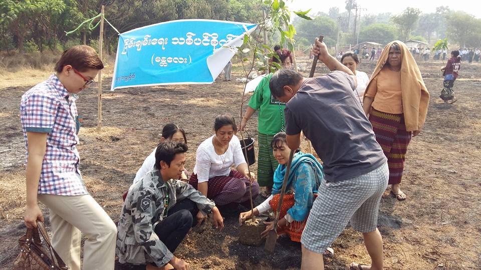 အစိုးရသစ္ကို ႀကိဳဆိုသည့္အထိမ္းအမွတ္ မႏၱေလးရတနာပံုတကၠသိုလ္တြင္ သစ္ပင္စိုက္ (ဓာတ္ပံု)