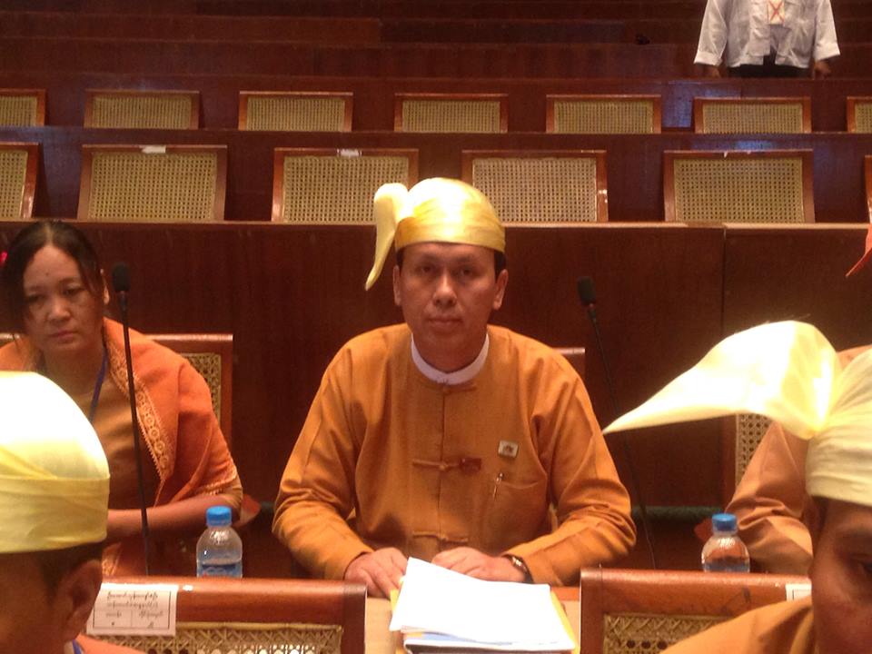 ဦးၿဖိဳးမင္းသိန္း ရန္ကုန္တိုင္း၀န္ႀကီးခ်ဳပ္အျဖစ္ ကတိသစၥာျပဳ လက္မွတ္ေရးထိုး (ဓာတ္ပံု)