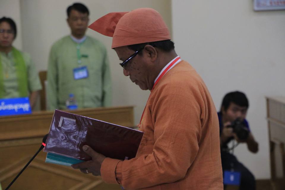 မႏၱေလးတိုင္း၀န္ႀကီးခ်ဳပ္ ေဒါက္တာေဇာ္ျမင့္ေမာင္ က်မ္းသစၥာက်ိန္ဆို (ဓာတ္ပံု)