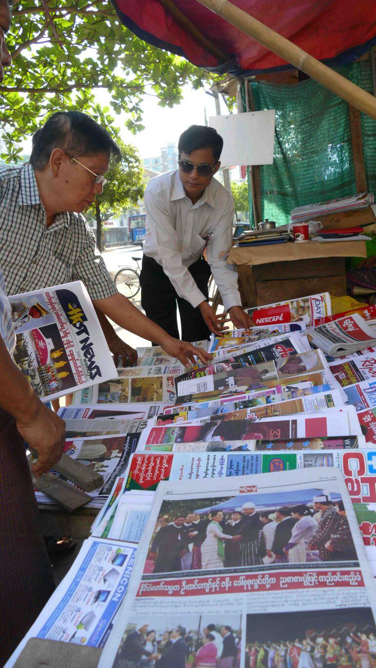 ရန္ကုန္ၿမိဳ႕ ျပည္သူမ်ား သတင္းစာဂ်ာနယ္မ်ားကုိ စိတ္ဝင္စားစြာ ဖတ္႐ႈ (ဓာတ္ပံု)