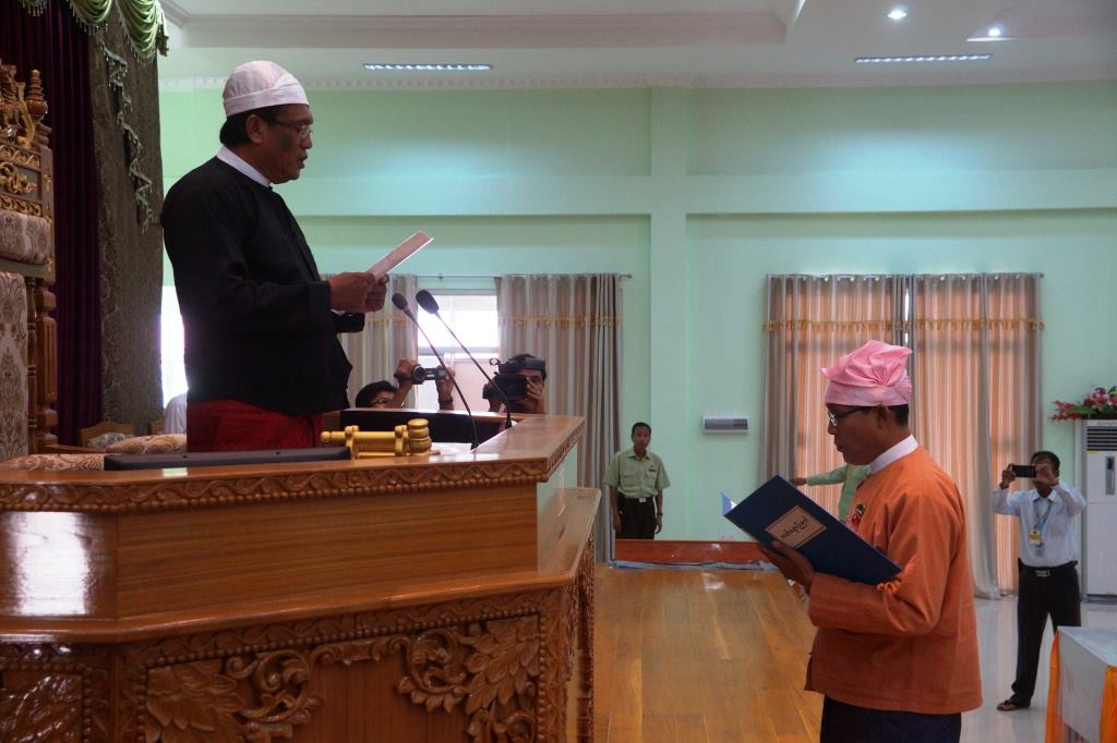 ရခိုင္ျပည္နယ္၀န္ႀကီးခ်ဳပ္ က်မ္းသစၥာက်ိန္ဆို (ဓာတ္ပံု)