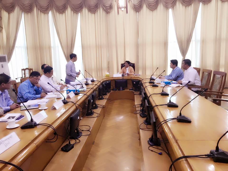 တ႐ုတ္ဘက္တြင္ ဖမ္းဆီးေန၍ ျမန္မာ့ဆန္တင္ပို႔မႈ အခက္အခဲႀကဳံေန