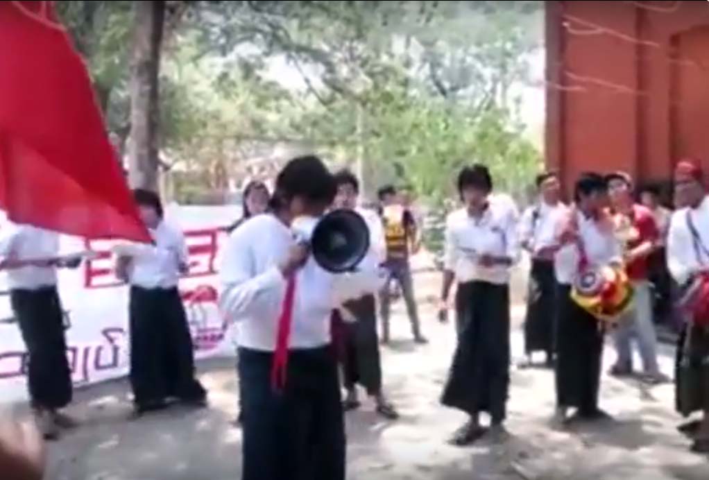ဖမ္းဆီးခံ ေက်ာင္းသားႏွင့္ ၀န္းရံျပည္သူမ်ားကို သံခ်ပ္ျဖင့္ ေဖ်ာ္ေျဖ (႐ုပ္သံ)