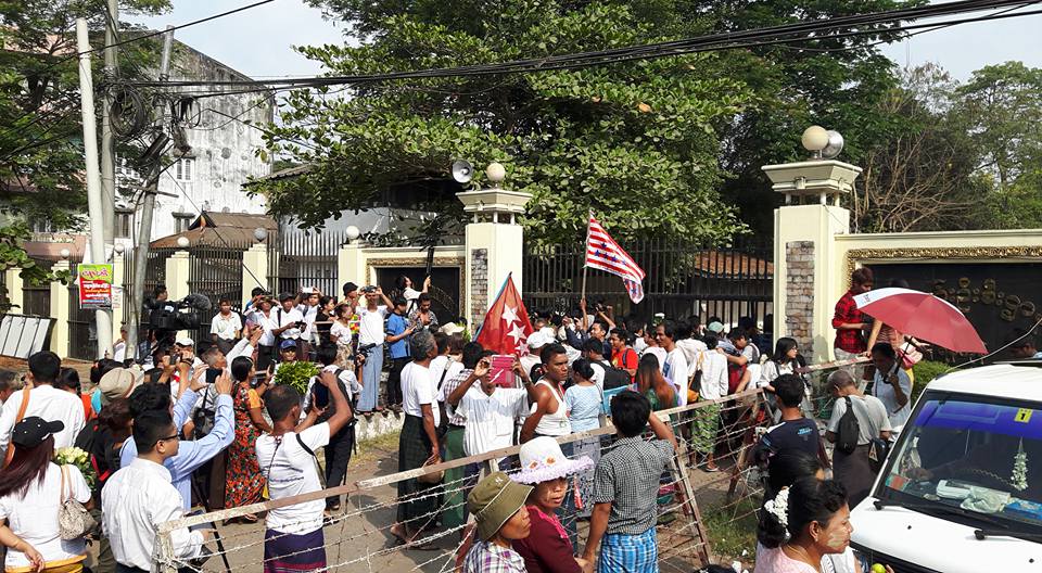 အက်ဥ္းသားမ်ားလႊတ္မည့္သတင္းေၾကာင့္ မိသားစု၀င္မ်ား အက်ဥ္းေထာင္မ်ားေရွ႕ ေစာင့္ဆုိင္း (သတင္းဓာတ္ပုံ)