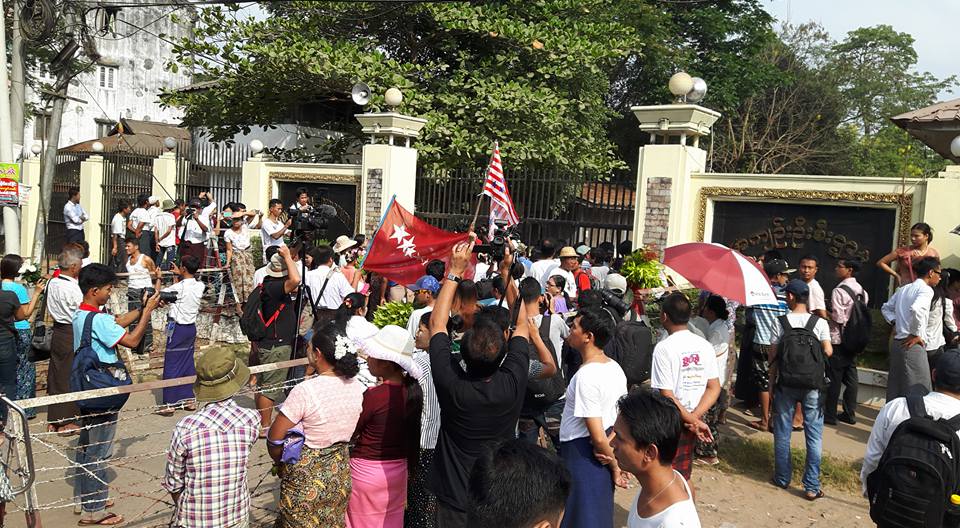 ႏုိင္ငံတ၀န္း အက်ဥ္းေထာင္မ်ားေရွ႕ ျမင္ကြင္း