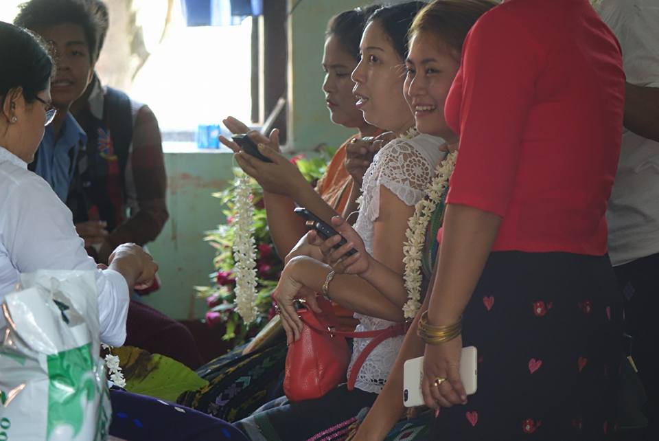 ပန္းကုံးမ်ားျဖင့္ ေစာင့္ဆုိင္းေနၾကသည့္ သာယာ၀တီတရား႐ုံးေရွ႕ျမင္ကြင္း