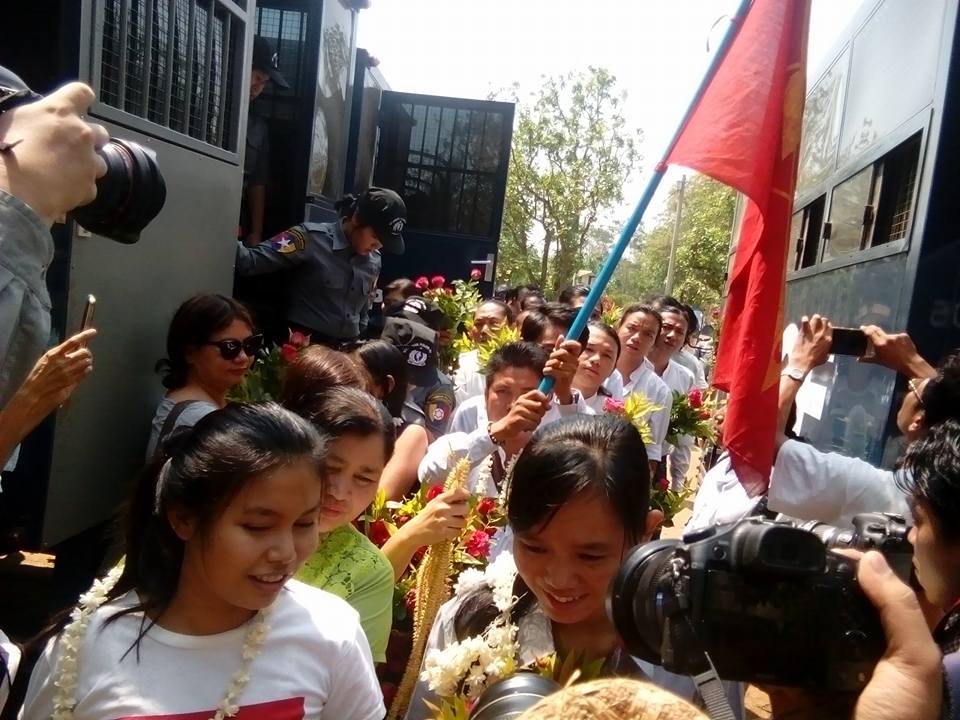 လြတ္ေျမာက္လာသည့္ ေက်ာင္းသားႏွင့္ ၀န္းရံျပည္သူမ်ား ေျပာစကား (႐ုပ္သံ)