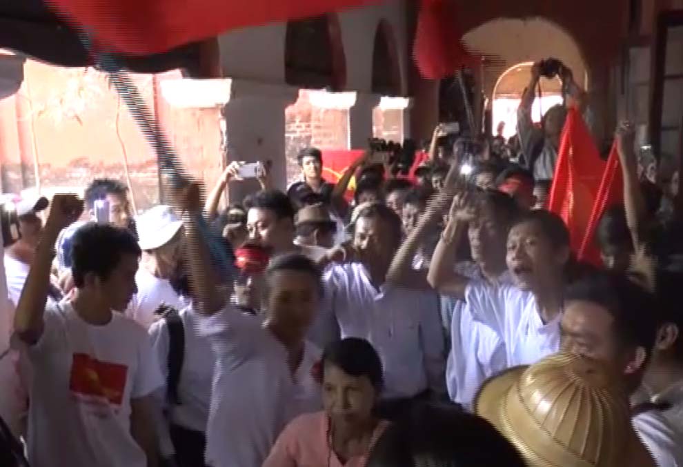 တရား႐ုံး အမိန္႔ခ်ၿပီးေနာက္ ေက်ာင္းသားမ်ား ေအာင္ပြဲခံမႈျမင္ကြင္း (႐ုပ္သံ)
