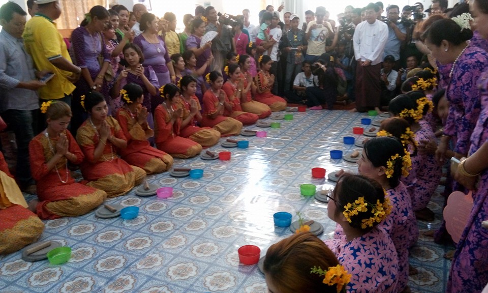 ရခိုင္႐ုိးရာ နံသာေသြးပဲြႏွင့္ ဘုရားေရသပၸါယ္ပဲြ က်င္းပ