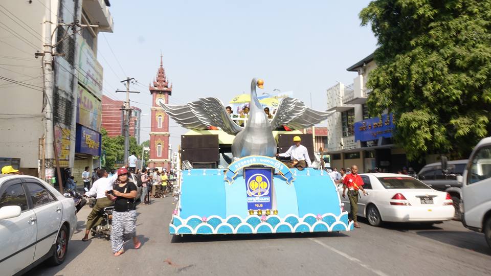 သႀကၤန္အႀကိဳေန႔မနက္ ၿမိဳ႕မတူရိယာအသင္းႀကီး ေဖ်ာ္ေျဖ (ဓာတ္ပုံ)