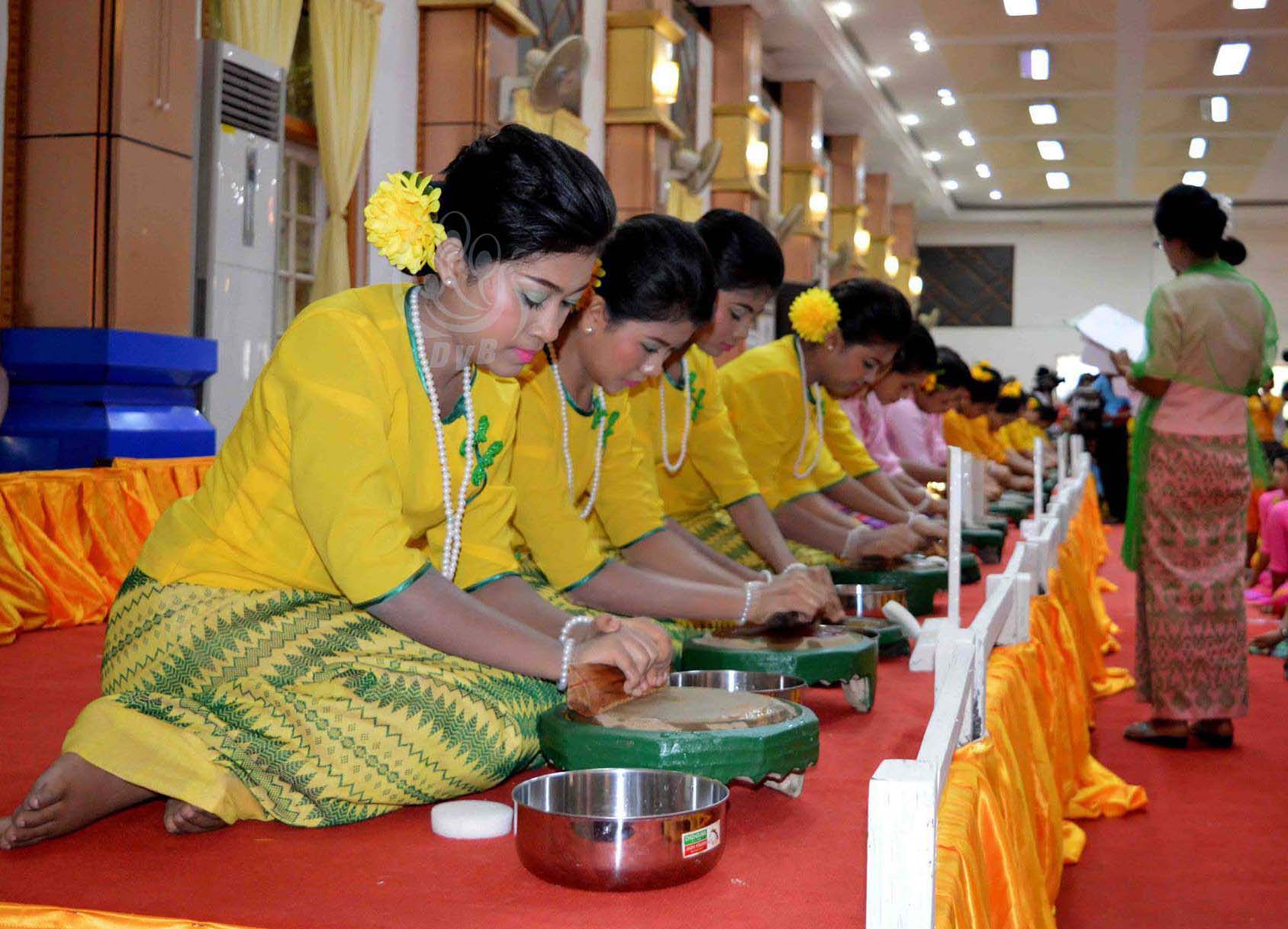 စစ္ေတြၿမိဳ႕ ရခိုင့္႐ုိးရာသႀကၤန္ နံ႔သာေသြးၿပိဳင္ပြဲ (ဓာတ္ပံု)