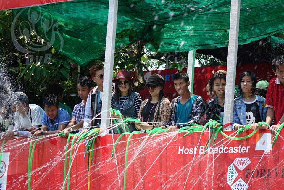 ရန္ကုန္ၿမိဳ႕ ျပည္လမ္းမေပၚရွိ Coca cola မ႑ပ္ (ဓာတ္ပံု)