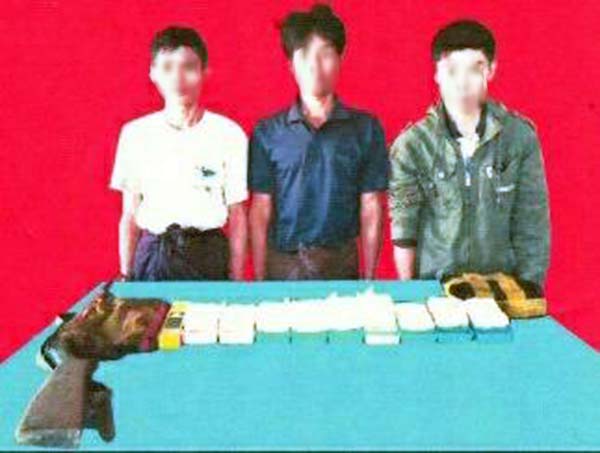 ဗန္းေမာက္ၿမိဳ႕နယ္တြင္ ဘိန္းျဖဴ မ်ားႏွင့္ လက္လုပ္တူမီးေသနတ္ ၁ လက္ ဖမ္းဆီးရမိ