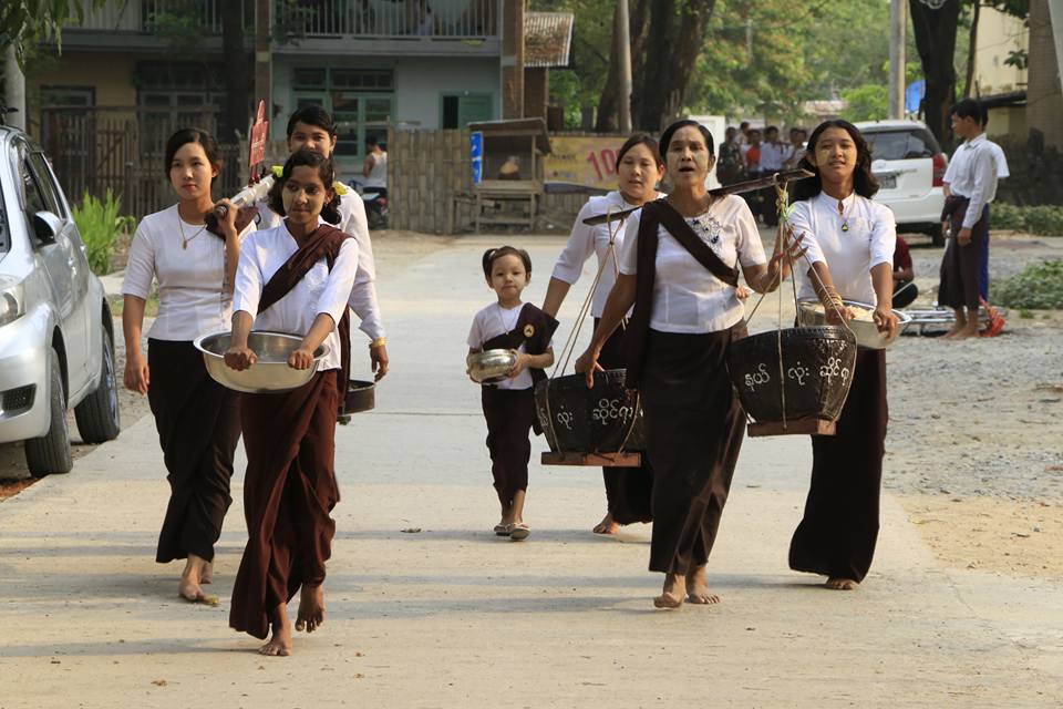 မႏၱေလးၿမိဳ႕ သႀကၤန္ အက်ေန႔ ဆြမ္းေတာ္ႀကီးခံျမင္ကြင္းမ်ား