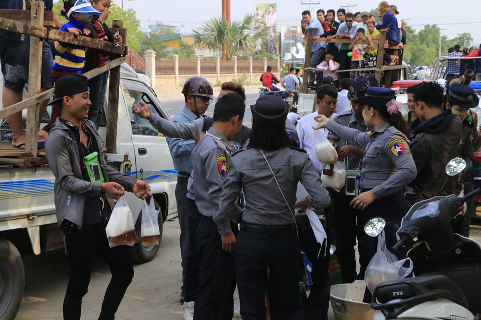 ခုိက္ရန္ျဖစ္ပြားမႈ ေလွ်ာ့ခ်ရန္ မႏၱေလးရဲတပ္ဖြဲ႔ တုတ္ဓားလက္နက္ရွာေဖြ (ဓာတ္ပုံ)