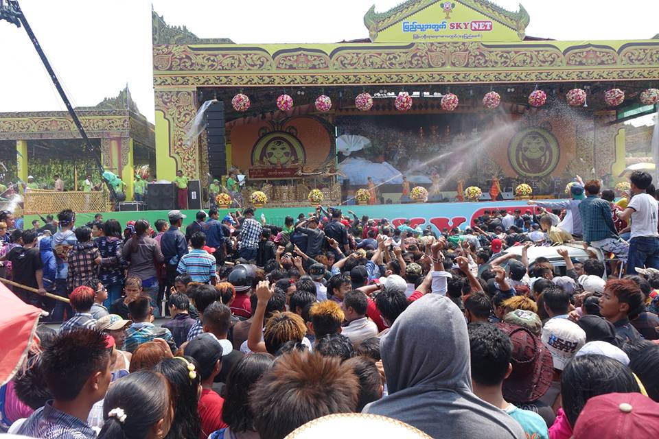 ေနျပည္ေတာ္ သႀကၤန္မ႑ပ္ႀကီး ၂ ခုေရွ႕ ျမင္ကြင္း