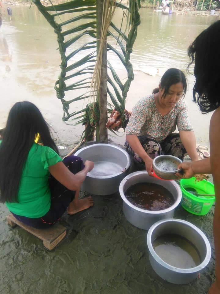 ျမန္မာ႐ုိးရာ အတာႏွစ္ကူး ေခါင္းေဆးမဂၤလာ (ဓာတ္ပုံ)