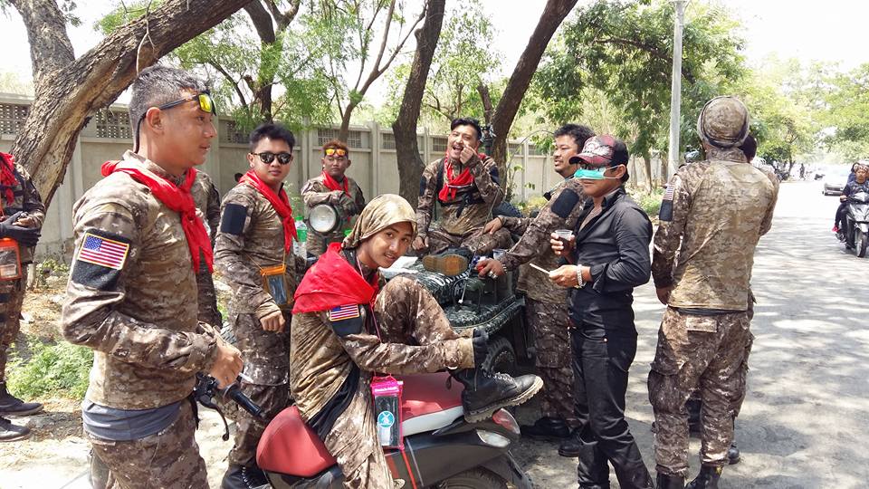 ေျပာက္က်ား၀တ္စုံမ်ားျဖင့္ တမူထူးျခား ေရပက္ခံထြက္သူမ်ား (ဓာတ္ပုံ)