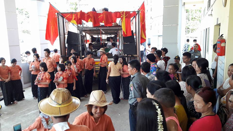 မဂၤလာေတာင္ညြန္႔ရဲတပ္ဖြဲ႔ ဖိတ္ၾကားခ်က္အရ ေဒါင္းတုိ႔မ်ဳိးဆက္ သံခ်ပ္အဖြဲ႔ ေဖ်ာ္ေျဖမႈျမင္ကြင္း