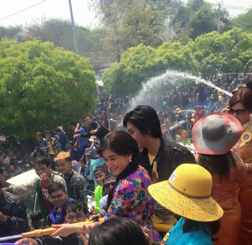 မန္းသႀကၤန္ေနာက္ခံ ႏွင္းဆီပန္သူ ႐ုိက္ကူး