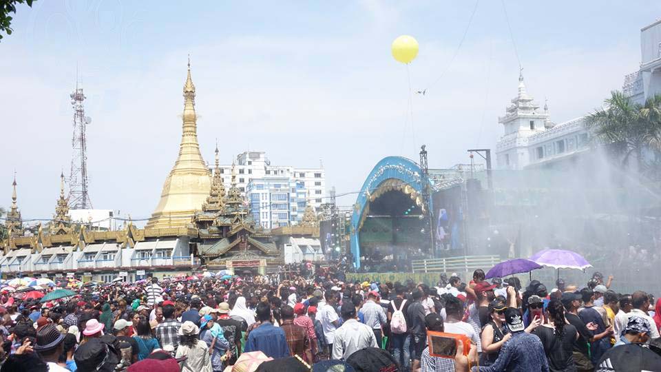 သႀကၤန္အၾကတ္ေန႔ ၿမိဳ႕ေတာ္ခန္းမေရွ႕ျမင္ကြင္း