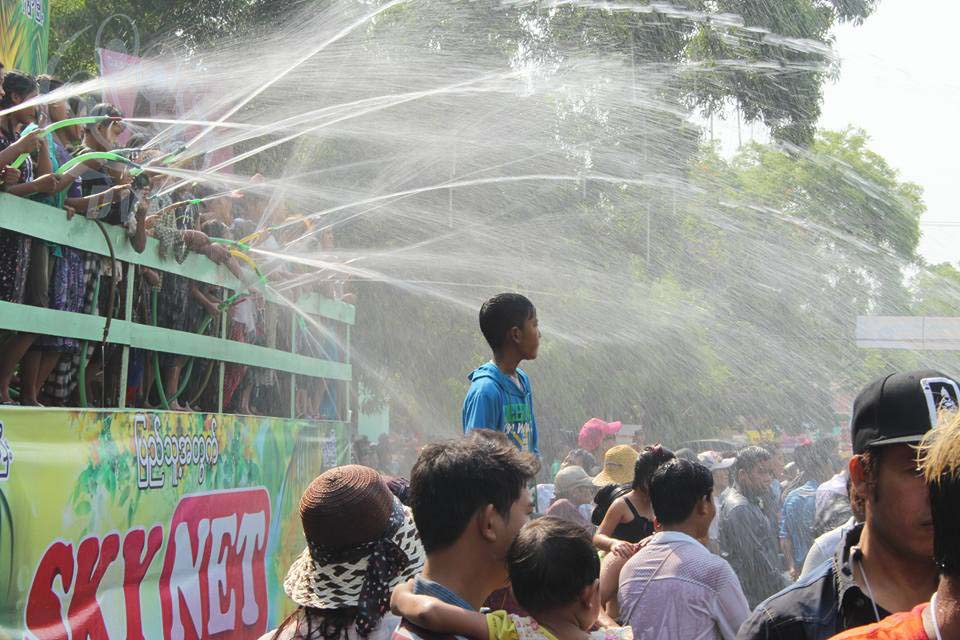မဟာသႀကၤန္ ဒုတိယအၾကတ္ေန႔ မံုရြာၿမိဳ႕ ျမင္ကြင္းမ်ား