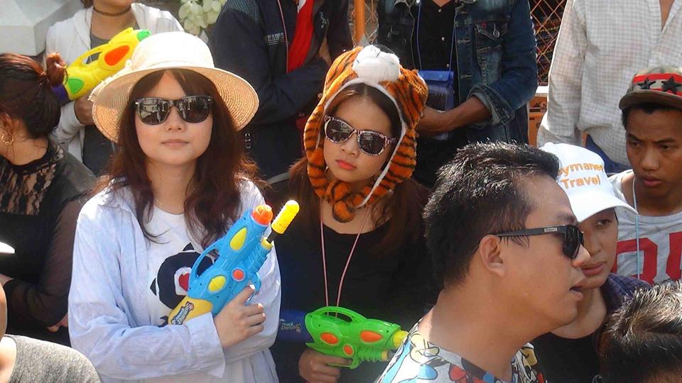 ေဖ့စ္ဘြတ္ခ္တြင္ လူစုၿပီး လမ္းေလွ်ာက္ေရကစားခဲ့ၾကသည့္ လူအုပ္ႀကီး