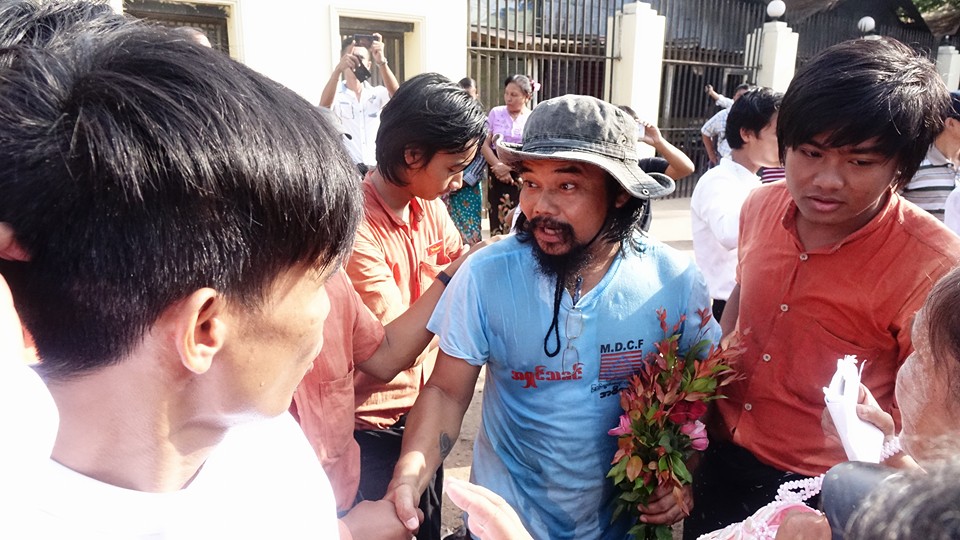 ဦးထင္ေက်ာ္ႏွင့္ ႏုိင္ငံေရးအက်ဥ္းသားအခ်ဳိ႕ အင္းစိန္ေထာင္မွ လြတ္ေျမာက္မႈျမင္ကြင္း
