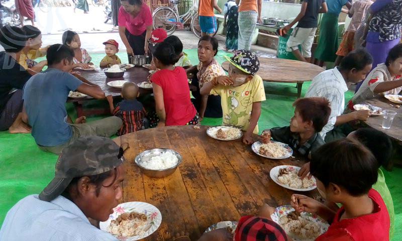 သမၼတဦးထင္ေက်ာ္ႏွင့္ဇနီး ေဒၚစုစုလြင္တို႔ ႏွစ္ဦးစတုဒိသာအလွဴ က်င္းပ