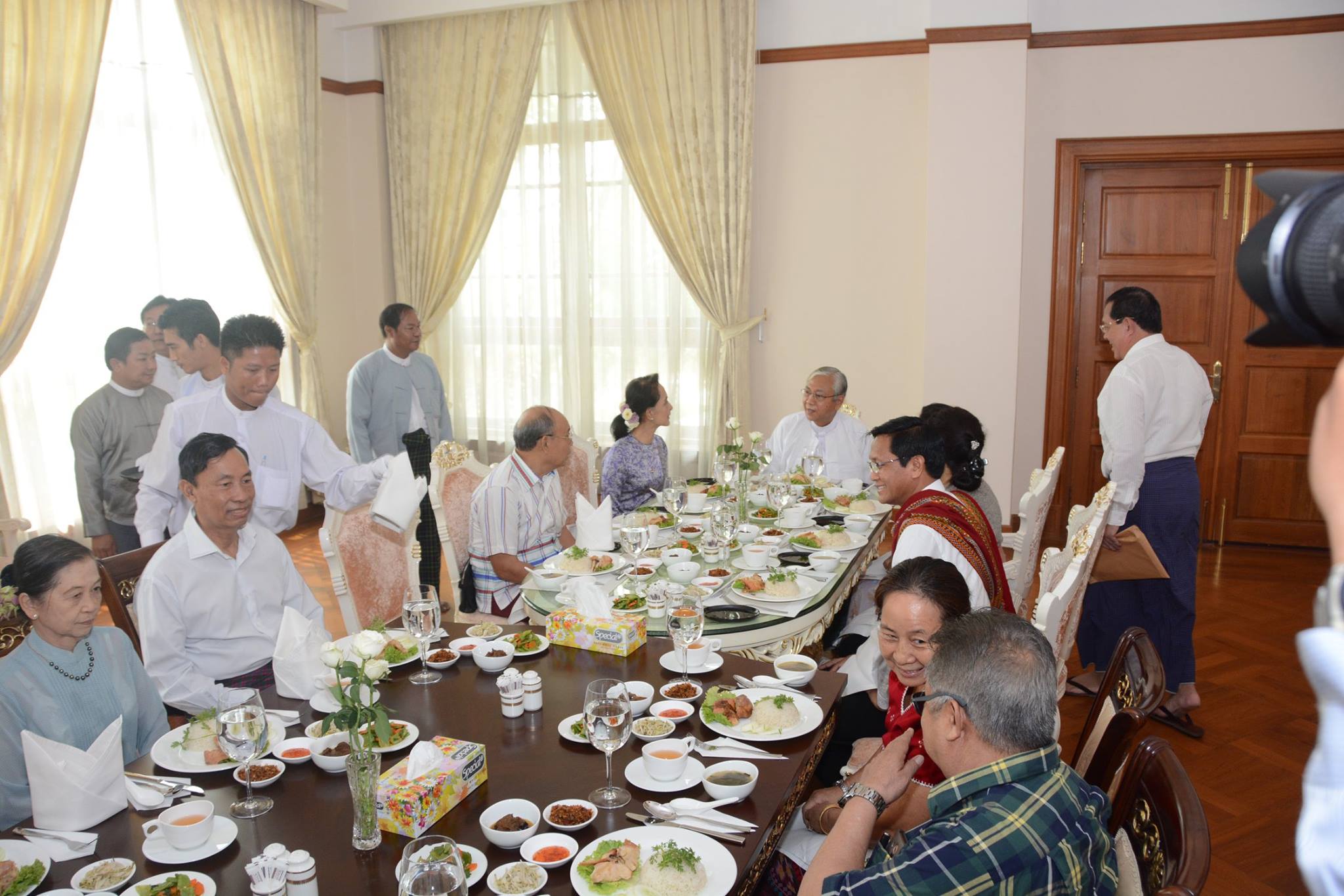 ဒုသမၼတ အိမ္ေတာ္က ရင္းရင္းႏွီးႏွီးထမင္း၀ုိင္း (သတင္းဓာတ္ပံု)