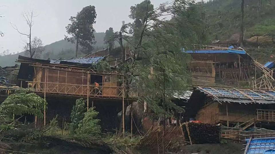 ေလျပင္းတုိက္ခုိက္မႈေၾကာင့္ ကခ်င္ဒုကၡသည္စခန္းမ်ား အိမ္ေျခရာခ်ီ ပ်က္စီး