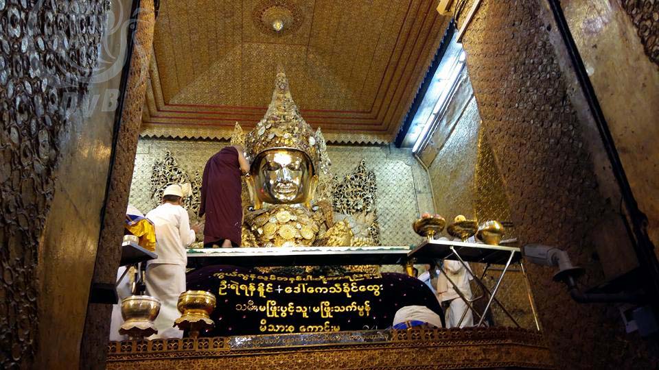 မႏၱေလးမဟာမုနိဘုရားႀကီး နံနက္အာ႐ုဏ္ မ်က္ႏွာသစ္ေတာ္ေရပူေဇာ္ (ဓာတ္ပံု)