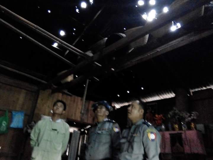 ကသာခ႐ိုင္တြင္း မိုးသက္ေလျပင္းေၾကာင့္ လူေနအိမ္ ၆၀ ေက်ာ္အမိုးမ်ားပ်က္စီး၊ ႏြား ၅ ေကာင္ မိုးႀကိဳးထိမွန္ ေသဆံုး