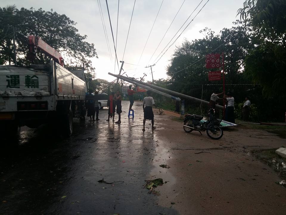ဒီပဲယင္းၿမိဳ႕တြင္ မိုးသက္ေလျပင္းတိုက္ခတ္၊ ဓာတ္တိုင္ႏွင့္ သစ္ပင္မ်ားလဲၿပိဳ