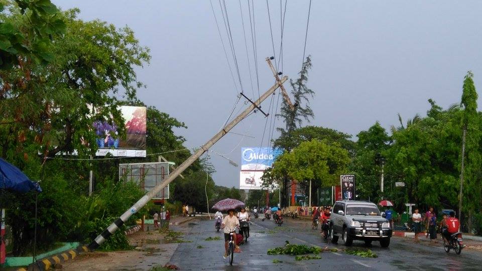 ေရႊဘိုၿမိဳ႕တြင္ ေလျပင္းတိုက္ခတ္၊ သစ္ပင္မ်ားႏွင့္ ဓာတ္တိုင္မ်ား ၿပိဳလဲ (ဓာတ္ပံု)