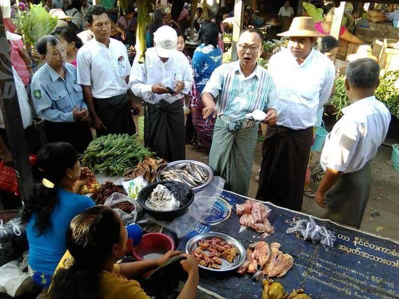 ကေလးဝၿမိဳ႕မေစ်းတြင္း အသားဆိုင္မ်ားအား  ၾကက္တုပ္ေကြးေရာဂါရွိမရွိ လိုက္လံစစ္ေဆး