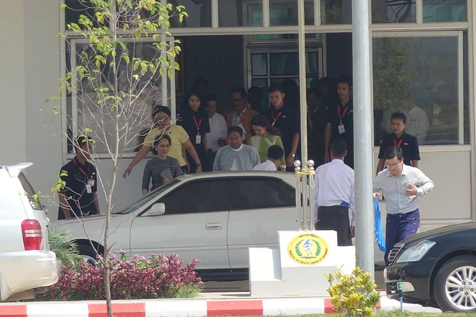 ေဒၚေအာင္ဆန္းစုၾကည္ မ်က္စိျပသရင္း လူနာမ်ားကုိ အားေပးစကားေျပာ