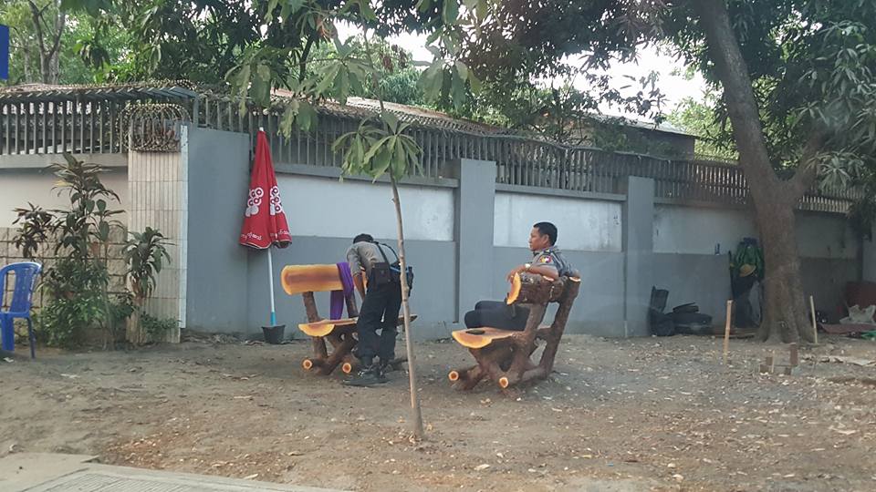 ႏုိင္ငံေတာ္အတုိင္ပင္ခံ အိမ္ေရွ႕ လုံၿခံဳေရးခ်ထားရန္ ျပင္ဆင္ (ဓာတ္ပုံ)