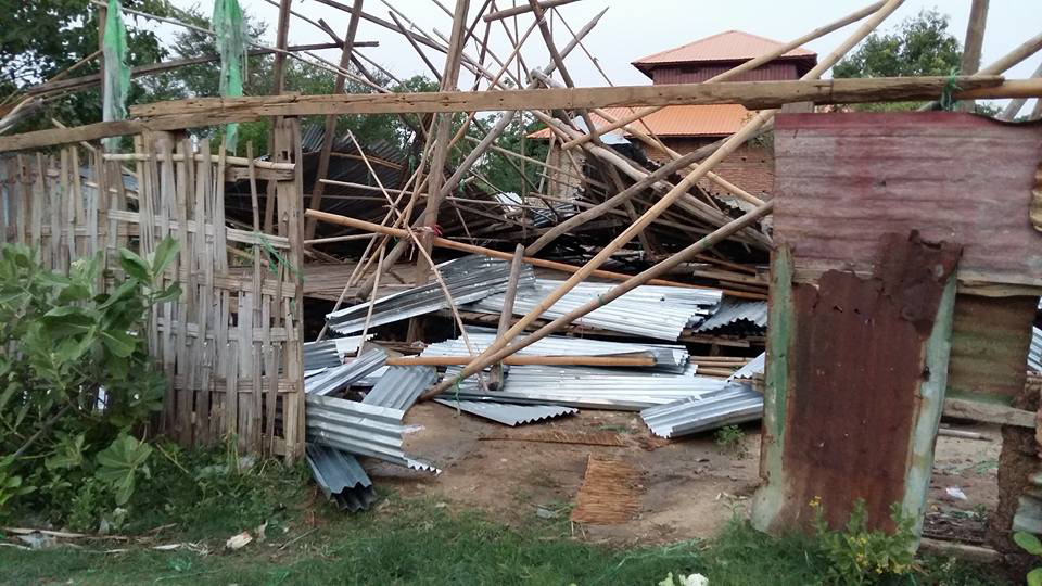 စဥ့္ကုိင္တြင္ ေလျပင္းတုိက္မႈေၾကာင့္ အေဆာက္ဦအခ်ဳိ႕ ၿပိဳက်ပ်က္စီး (ဓာတ္ပုံ)