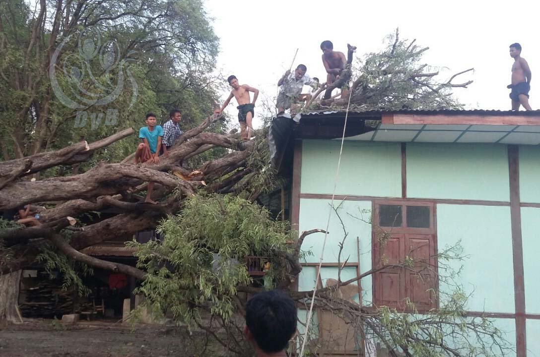 မုိးသက္ေလျပင္းေၾကာင့္ ၿမိဳ႕နယ္ေတာ္ေတာ္မ်ားမ်ား ပ်က္စီးဆုံး႐ႈံးမႈျဖစ္