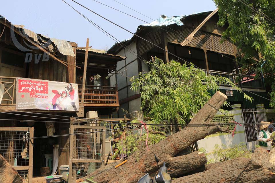 မႏၱေလးတြင္ ေလျပင္းတိုက္၊ အေဆာက္အဦတခ်ဳိ႕ ပ်က္စီး (ဓာတ္ပံု)