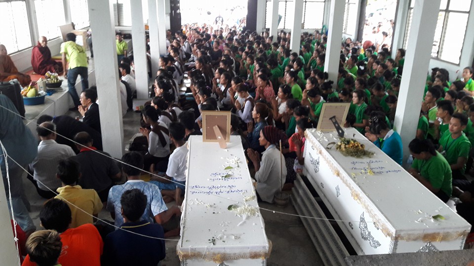 ရေနာင္းမွာ ကားတိုက္ေသဆံုးသူ ၅ ဦး အသုဘ ေထာင္ခ်ီပို႔ေဆာင္ခဲ့ၾက
