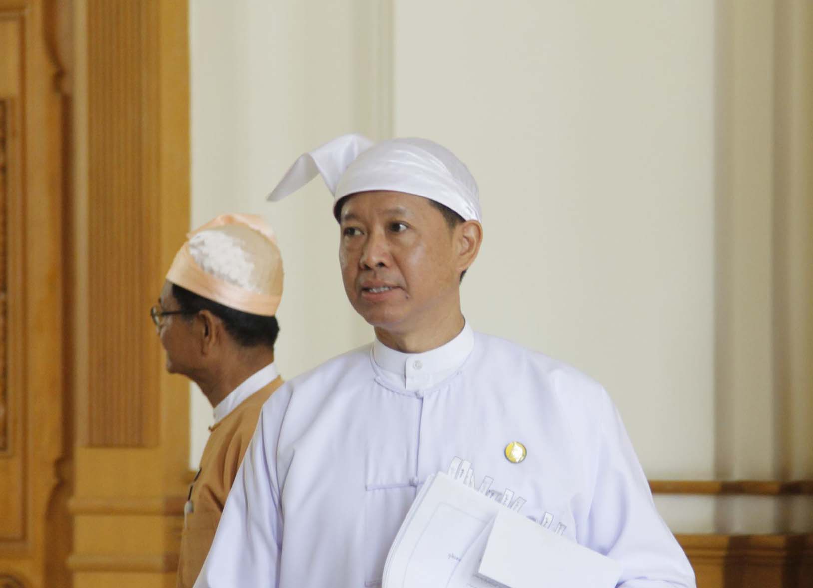 ေမးခြန္းေပါက္ၾကားမႈ ေက်ာင္းအုုပ္ႀကီး ၄ ဦးကိုု အေရးယူ