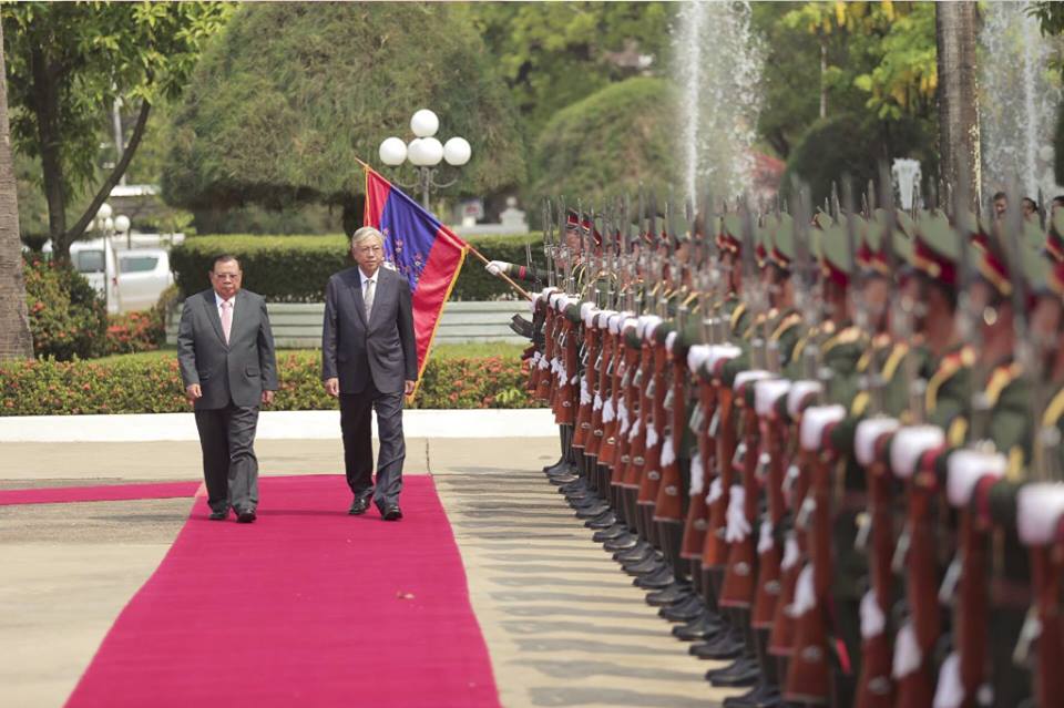 ျမန္မာသမၼတဦးထင္ေက်ာ္ကို လာအိုသမၼတက ဂုဏ္ျပဳတပ္ဖြဲ႔ျဖင့္ ႀကဳိဆို (ဓာတ္ပံု)